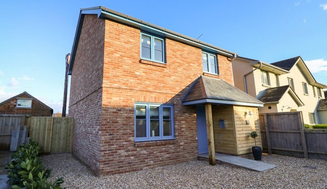 CRAB COTTAGE, family friendly, country holiday cottage in Bembridge