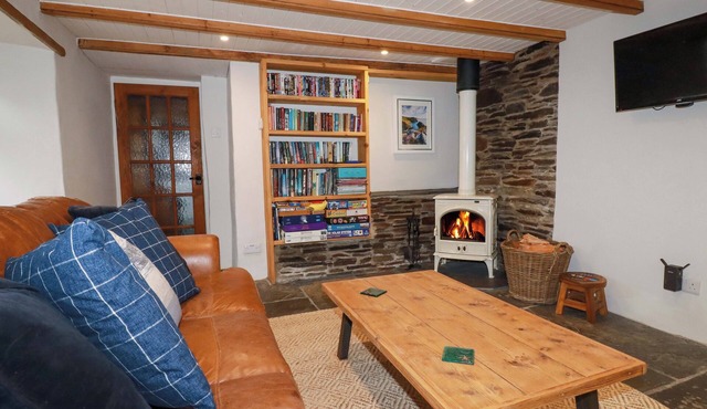 CRAB COTTAGE, pet friendly, character holiday cottage in Delabole