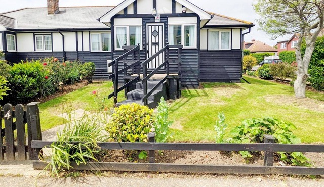 Crab Shack, Rustington - sleeps 3 guests in 2 bedrooms