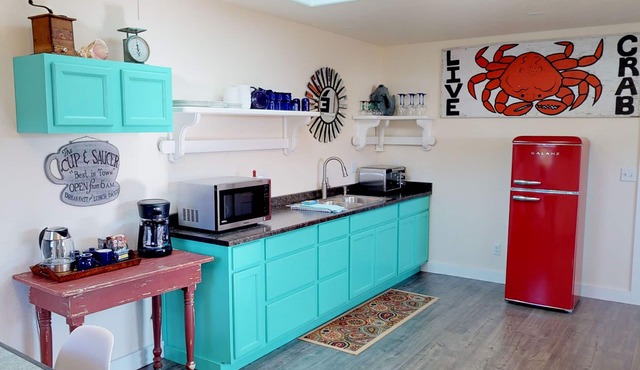 Crabber's Cottage - Walk to Beach, In Town, Comfortable