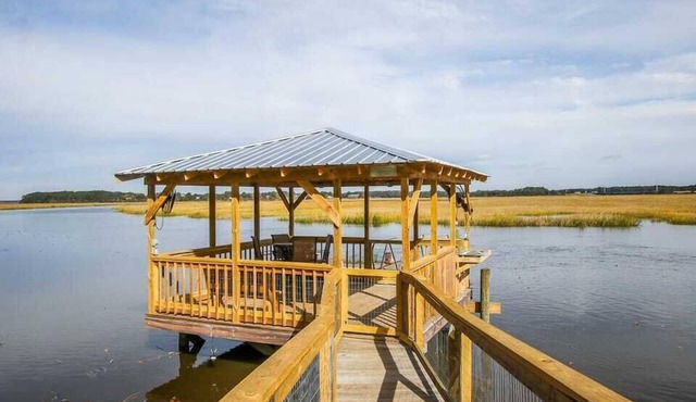 Crabbin Cabin - Spacious, Seasonal Riverside Home