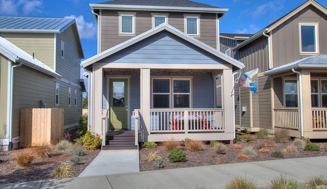 Crabby Daddy & the Blue Mermaid - Oyhut Bay Seaside Resort