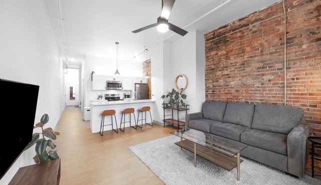 Craft District Apt w/Gym & Coffee Shop 225