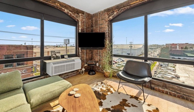 Craft District Apt w/Gym & Coffee Shop 307