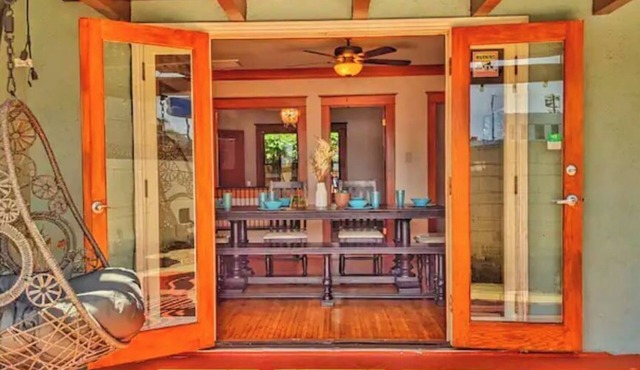 Craftsman 4 Bed/2 Ba. Home Sleeps 10, AC & Parking