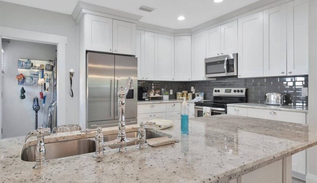 Craftsman Bungalow Retreat in Brilliant, Tampa, FL! Close to Everything!