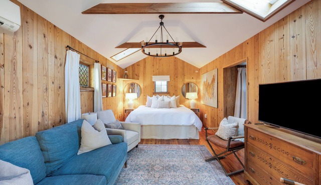 Craftsman Cabin Retreat I Saltwater Hot Tub & Natural Beauty!