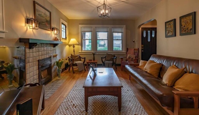 Craftsman Charmer | Easy Access to City & Airport