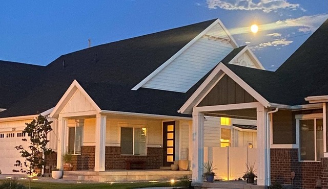 Craftsman Home in ideal Location~nNear Shops and Mountains!nPet Friendly!