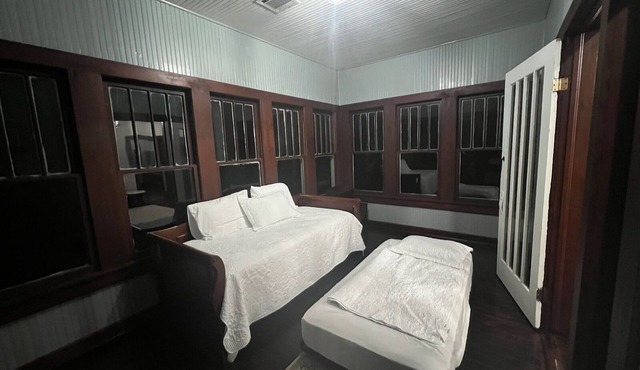 Craftsman Home on 3 acres with live oaks lots of space for gatherings