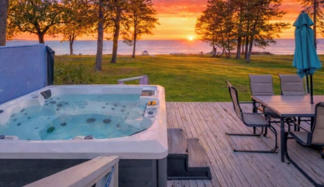 Craftsman Lakefront Family Retreat w Great Views!