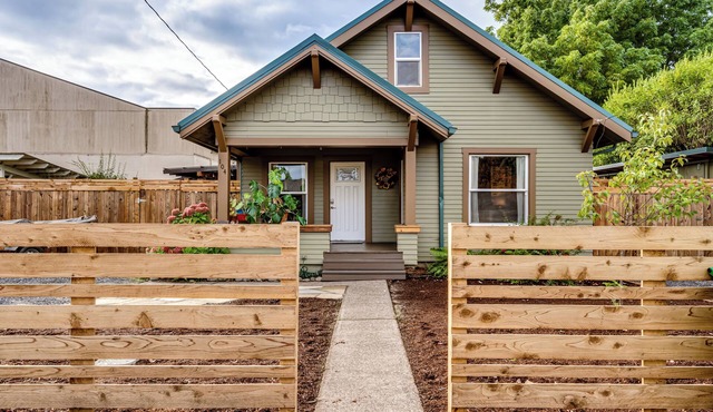 "Craftsman Oasis" offers a central location 5 minutes to river park bike path.