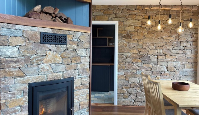 Craftsman Stone and Wood Cottage. Family Farm Stay at MaddOx Farm in Burrawang