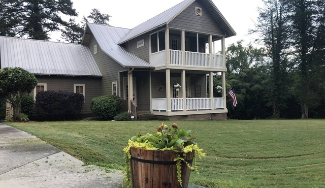 Craftsman style family gathering home close to Guntersville