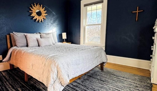 CRAFTSMAN’sUPSTAIRS! 3 bd rm w/impressive attic!