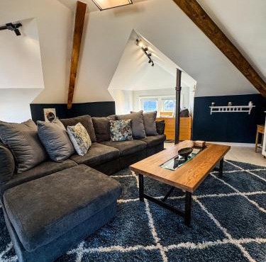 CRAFTSMAN UPSTAIRS with impressive attic!