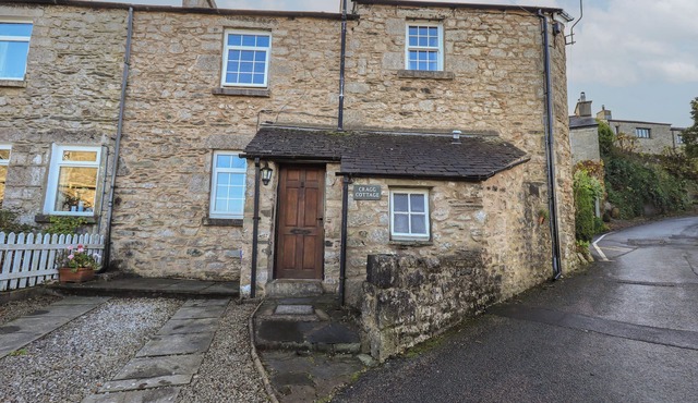 CRAGG COTTAGE, family friendly, character holiday cottage in Lindale