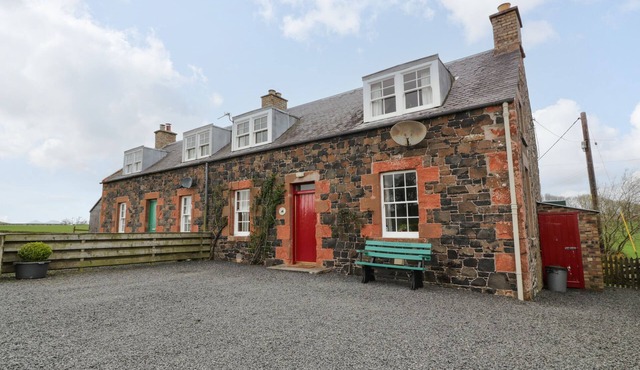 CRAGGS COTTAGE, pet friendly, with open fire in Kelso