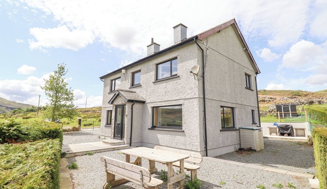 CRAIG YR RONWY, pet friendly, character holiday cottage in Bala