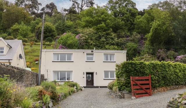 CRAIGEND COACH HOUSE, pet friendly, with a garden in Dunoon