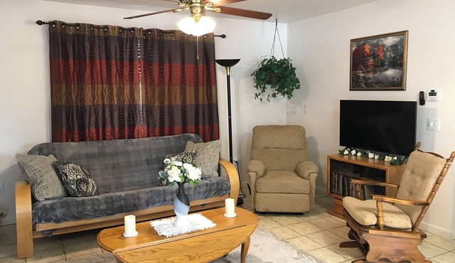 Craigmont GetawaynGet comfortable and enjoy plenty of space and cozy fireplace!
