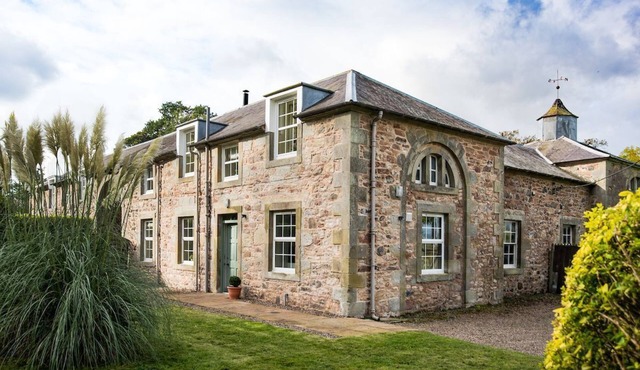 CRAILING COACH HOUSE - Superb, Renovated Property in a Country Setting, Sleeps 4