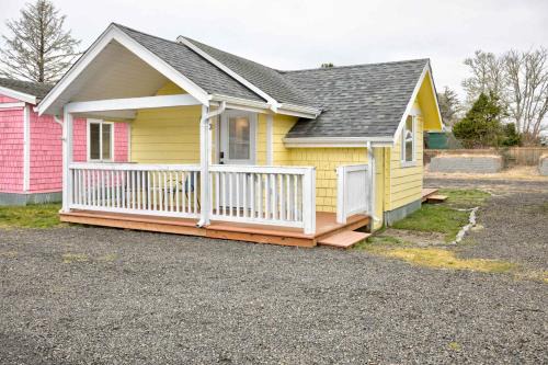Cranberry Cottage Studio by the Sea w fireplace