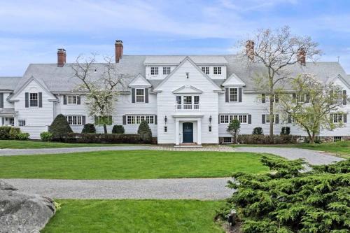 Cranberry Hill | 9 BR 22 Acre Estate | Sleeps 24