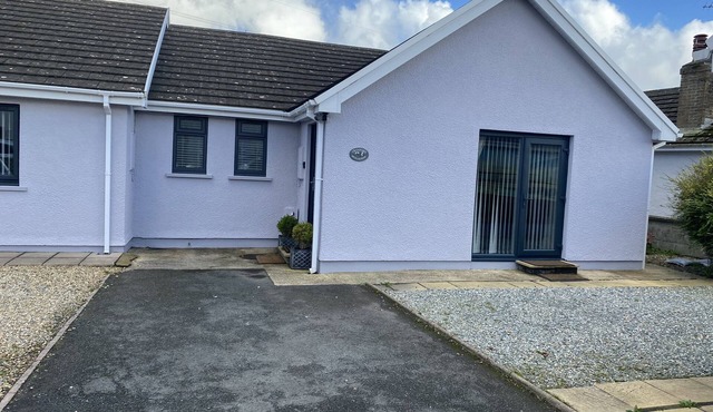 CRANFORD COTTAGE, pet friendly, with a garden in Pembroke