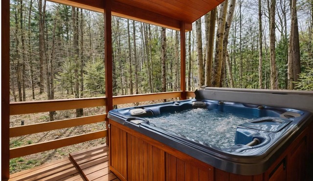 Cranmore Retreat, Walk to Slopes, Hot Tub, Game Room, Dog-Friendly, Sleeps 16+