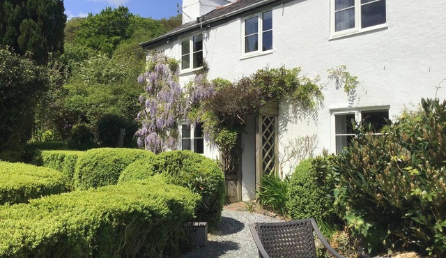CRANNACOMBE FARMHOUSE, pet friendly, with open fire in Loddiswell