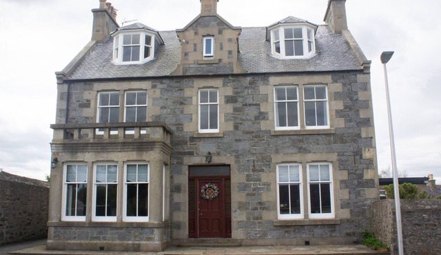 CRANNOCH SELF CATERING, pet friendly, with hot tub in Cullen