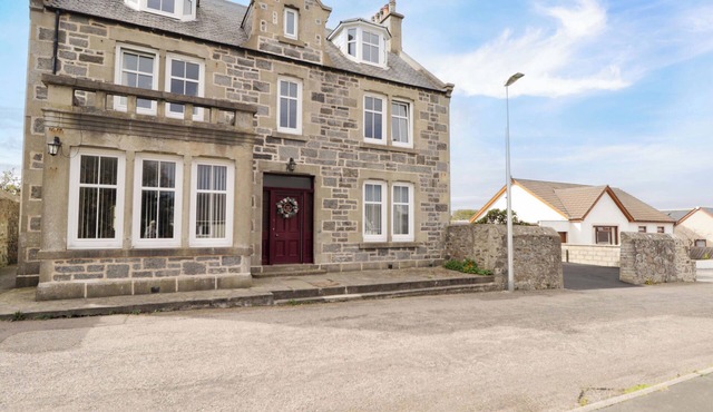 CRANNOCH SELF CATERING, pet friendly, with hot tub in Cullen