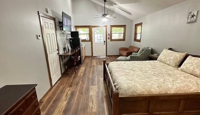 Cranny - Hotel Type ADA Friendly Space w/Efficiency Kitchen