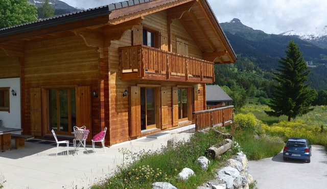 Crans Montana - Large and modern chalet with stunning views in a quiet setting