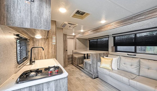 Crashpad on The Washington Ave Strip - a RV, Parking restrictions read below: