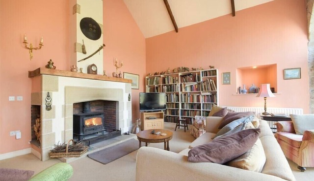CRASTER TOWER COACH HOUSE, pet friendly, with open fire in Craster