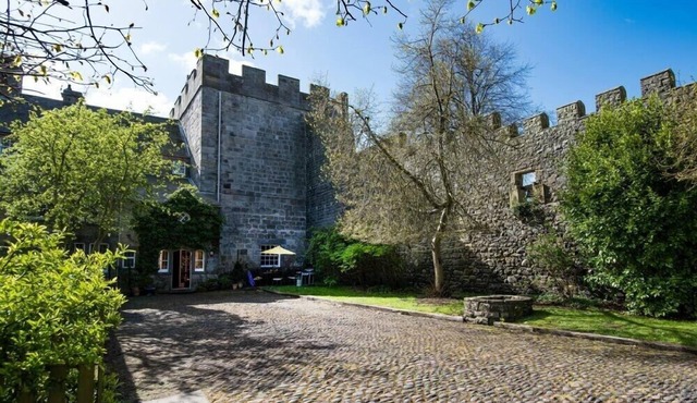CRASTER TOWER PENTHOUSE, pet friendly, with open fire in Craster