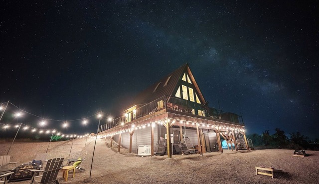 Crater Lake AFrame Hot-tub Mountain & Lake Views Game Room Theatre