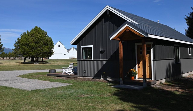 Crater Lake Cattle Company Ranch Cabin 1 King bed with ensuite bathroom