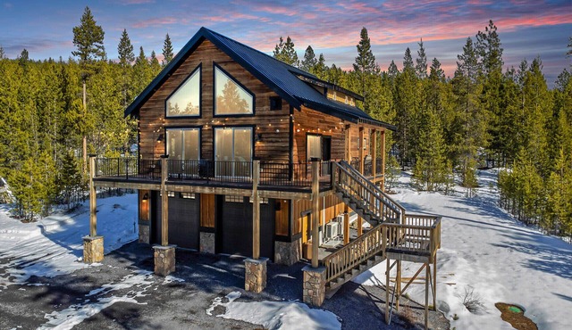 Crater Lake~Luxury Chalet~Firepit~Theater~Arcade~3 King Beds~Waterfalls/Hiking