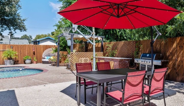 Crawford Poolhouse Near Many Conveniences