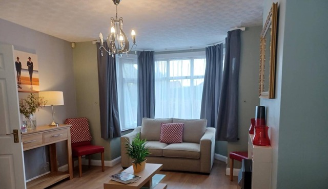 Crawley Green House - Huku Kwetu 3-4 Bedroom-Fully Furnished-Free WiFi-Quiet