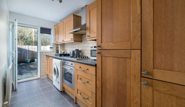 Crawley Pet Friendly 1-Bedroom Apartment