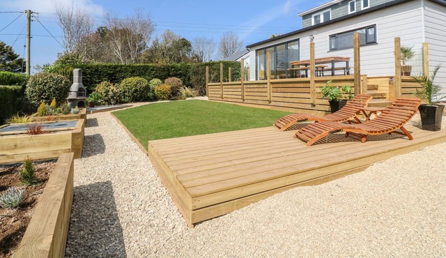 CRAYBOURNE, family friendly, luxury holiday cottage in Constantine