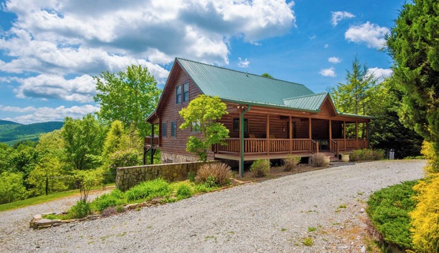 Crazy Like a Fox Log Cabin | 2 Huge Decks w/Incredible Views | Pool Table & Foosball