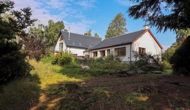 CREAG DHUBH COTTAGE, pet friendly, with a garden in Newtonmore