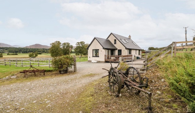CREAG-NA-SANAIS, family friendly, with open fire in Laggan