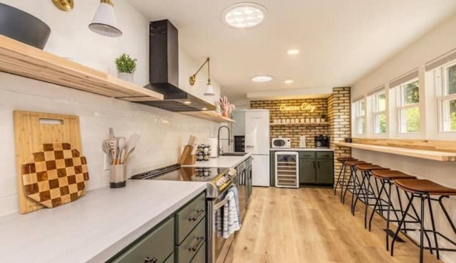 Cream City Lounge Parking AC Patio Pets Sleeps 11