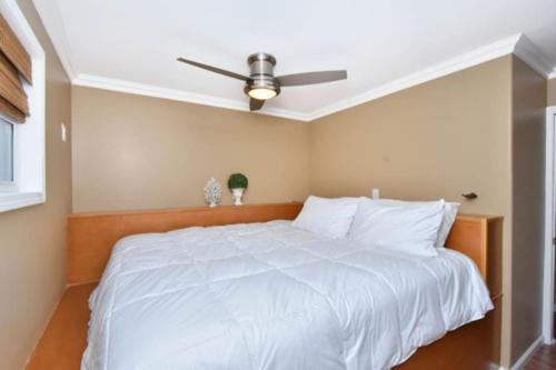 Cream Houseboat 4 Bedroom